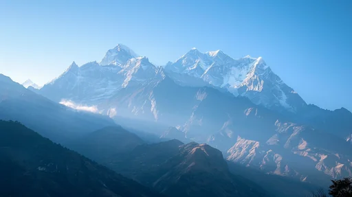 Majestuosa Cadena Montañosa Nevada al Amanecer